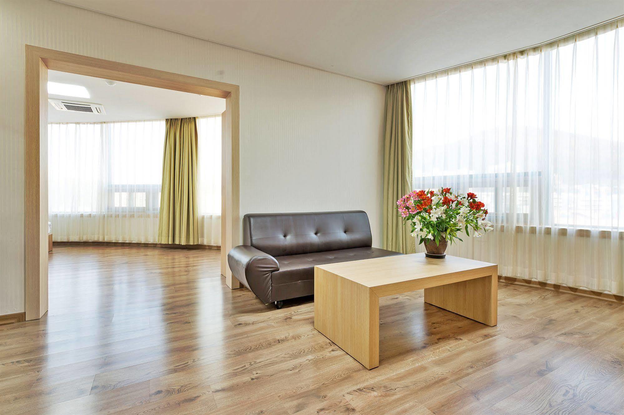 יאוסו Elena Business Hotel מראה חיצוני תמונה